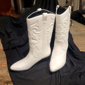 NWOT Women's size 9.5 Soda Cowboy Boots